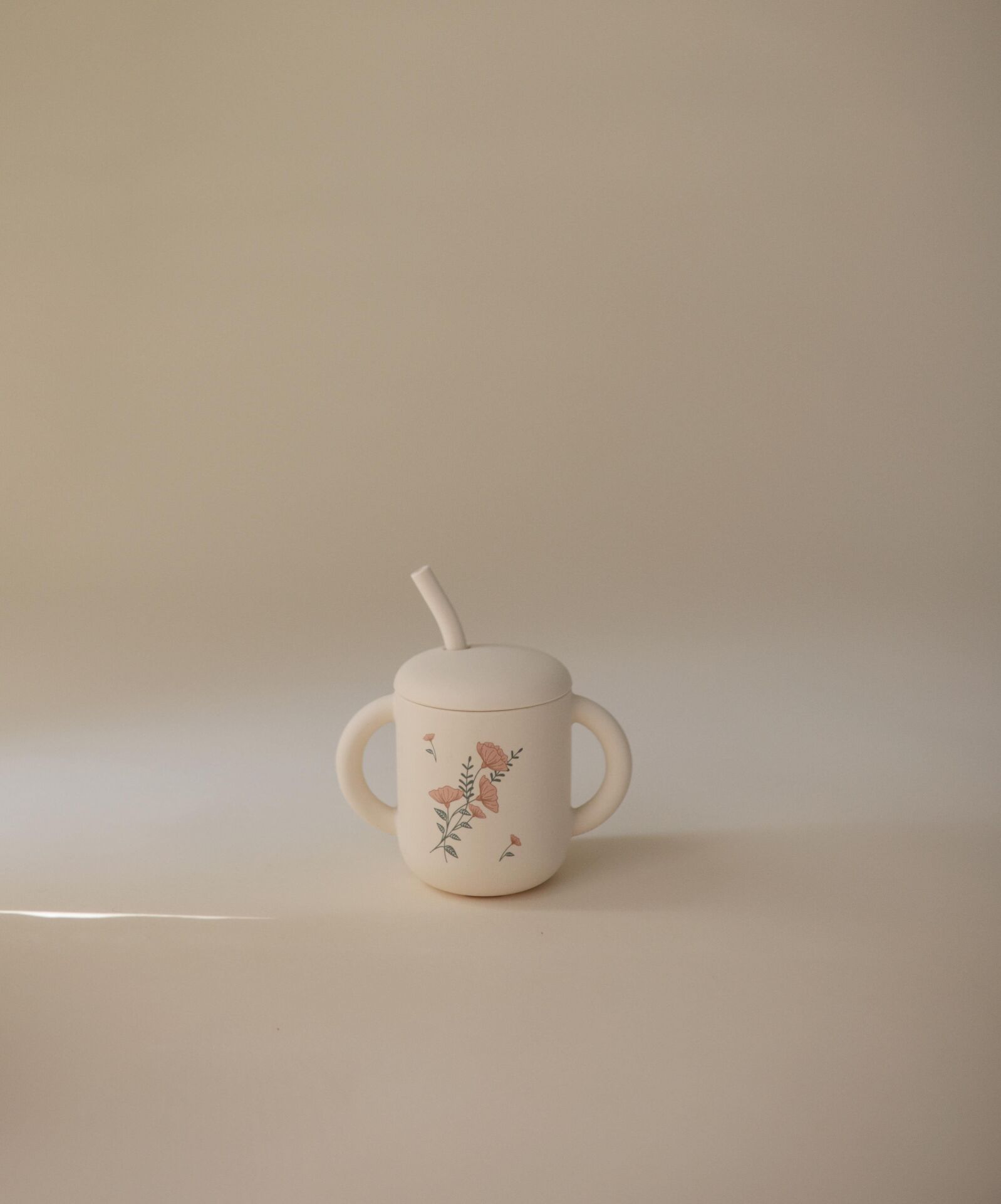 Mushie Pipetli Silikon Alıştırma Bardağı - Pink Flowers